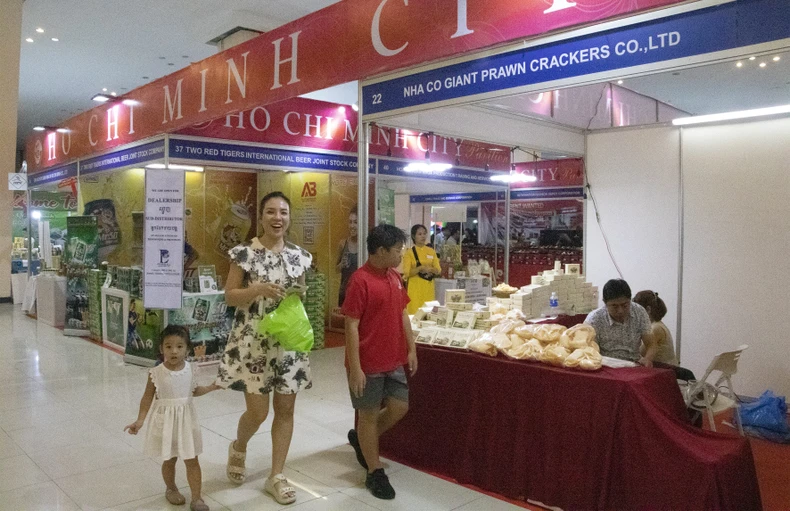 Khai mạc Hội chợ triển lãm sản phẩm kinh tế-quốc phòng Việt Nam-Campuchia 2023 ảnh 7