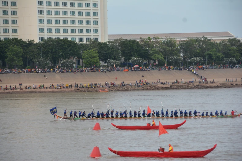 Tưng bừng Lễ hội đua thuyền truyền thống tại Campuchia ảnh 1