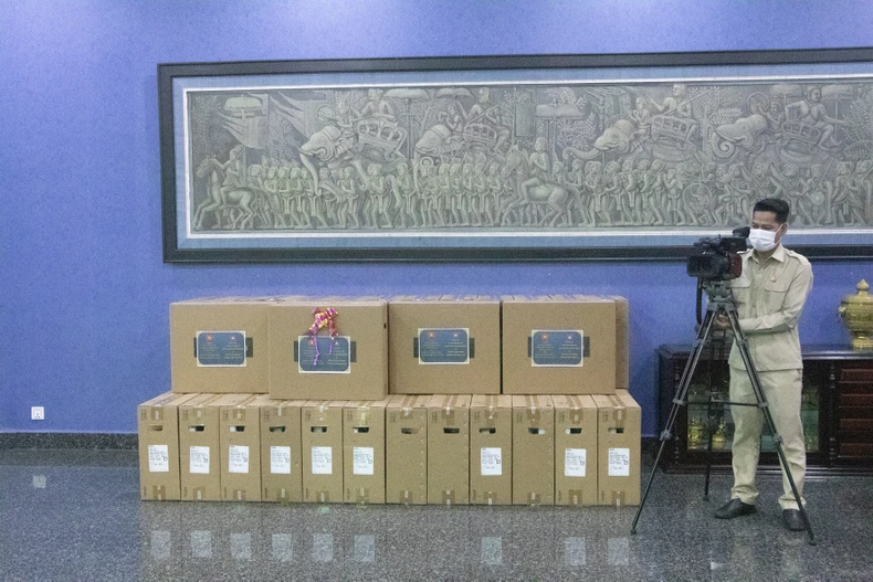 Bàn giao thiết bị văn phòng Quốc hội Việt Nam tặng Thượng viện Campuchia ảnh 1