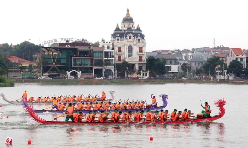 Phú Thọ: Sôi động cuộc đua bơi chải trên hồ công viên Văn Lang ảnh 2