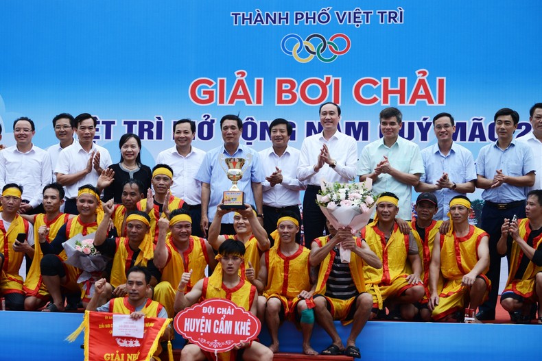 Phú Thọ: Sôi động cuộc đua bơi chải trên hồ công viên Văn Lang ảnh 3