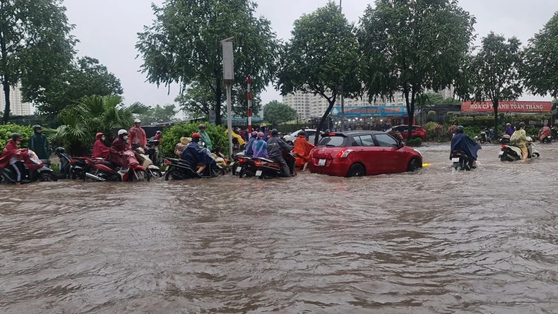 Mưa lớn, nước tràn vào phòng học, nhiều trường ở Hà Nội cho học sinh nghỉ học ảnh 2