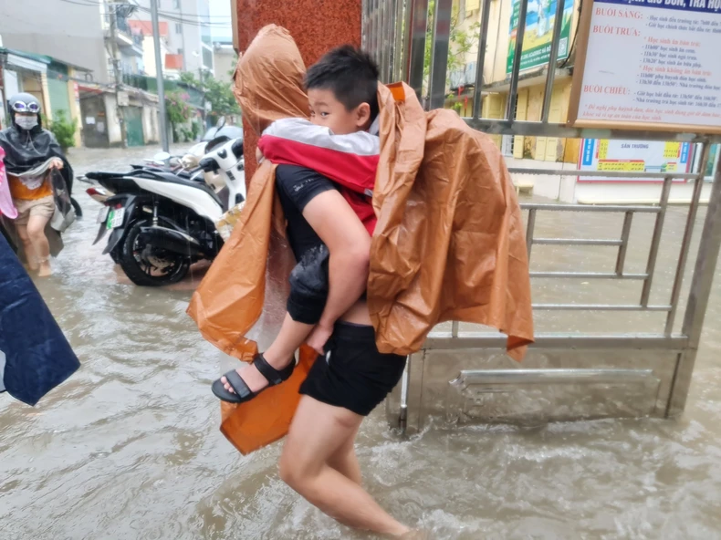 Mưa lớn, nước tràn vào phòng học, nhiều trường ở Hà Nội cho học sinh nghỉ học ảnh 1
