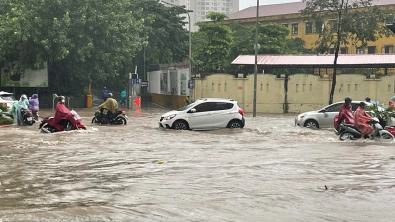 Mưa lớn, nước tràn vào phòng học, nhiều trường ở Hà Nội cho học sinh nghỉ học ảnh 3