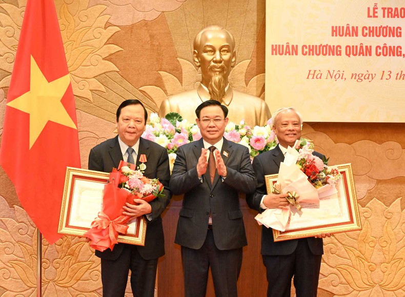 Chủ tịch Quốc hội trao Huân chương bậc cao tặng các đồng chí nguyên lãnh đạo Quốc hội ảnh 1