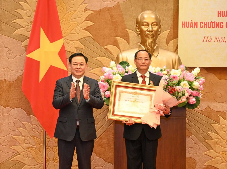 Chủ tịch Quốc hội trao Huân chương bậc cao tặng các đồng chí nguyên lãnh đạo Quốc hội ảnh 2