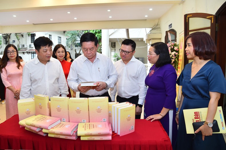 [Ảnh] Ra mắt sách "Tổng Bí thư Nguyễn Phú Trọng với niềm tin của nhân dân trong nước và sự ủng hộ của bạn bè quốc tế" ảnh 1