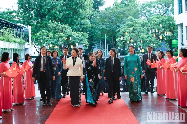 [Ảnh] Phu nhân Tổng Bí thư Nguyễn Phú Trọng và Phu nhân Tổng Bí thư, Chủ tịch Trung Quốc thăm Bảo tàng Phụ nữ Việt Nam ảnh 1