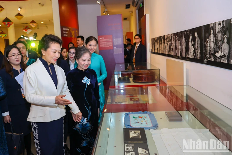 [Ảnh] Phu nhân Tổng Bí thư Nguyễn Phú Trọng và Phu nhân Tổng Bí thư, Chủ tịch Trung Quốc thăm Bảo tàng Phụ nữ Việt Nam ảnh 2