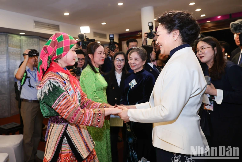 [Ảnh] Phu nhân Tổng Bí thư Nguyễn Phú Trọng và Phu nhân Tổng Bí thư, Chủ tịch Trung Quốc thăm Bảo tàng Phụ nữ Việt Nam ảnh 3