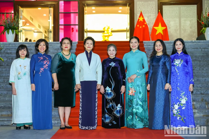 [Ảnh] Phu nhân Tổng Bí thư Nguyễn Phú Trọng và Phu nhân Tổng Bí thư, Chủ tịch Trung Quốc thăm Bảo tàng Phụ nữ Việt Nam ảnh 5