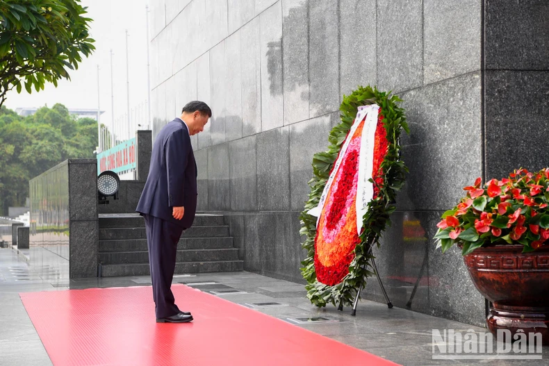 [Ảnh] Tổng Bí thư, Chủ tịch Trung Quốc Tập Cận Bình vào Lăng viếng Chủ tịch Hồ Chí Minh ảnh 2