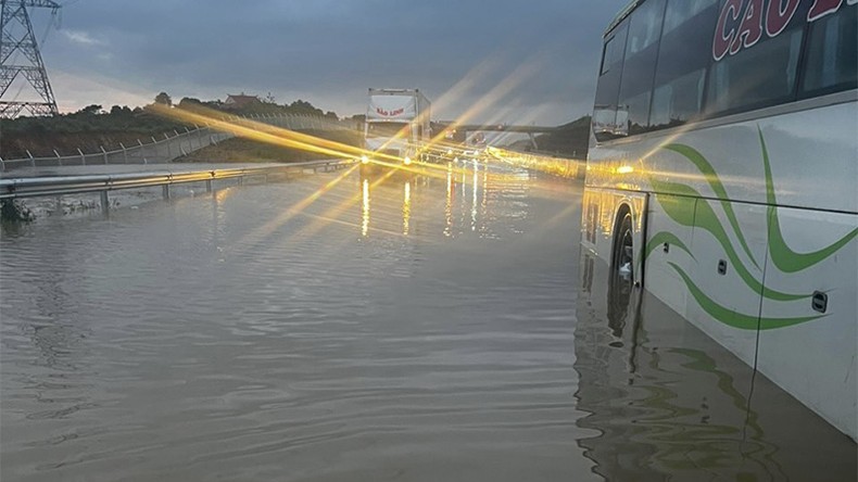 Kẹt xe kéo dài trên cao tốc Phan Thiết-Dầu Giây do mưa lớn gây ngập ảnh 2