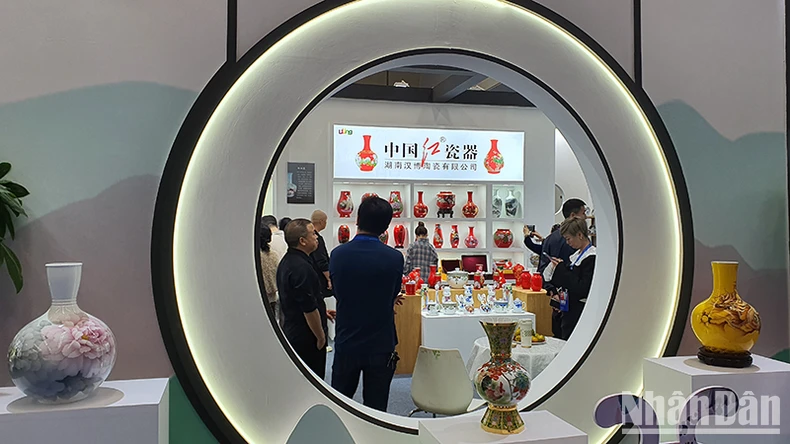 Độc đáo Hội chợ gốm sứ quốc tế Cảnh Đức Trấn Trung Quốc 2023 ảnh 3