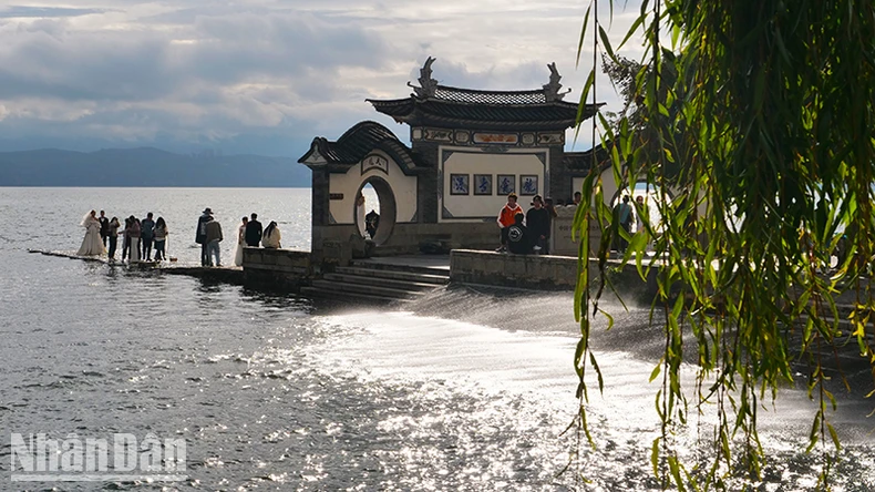 Bảo vệ môi trường gắn với phát triển du lịch bền vững ở hồ Nhĩ Hải, Trung Quốc ảnh 9