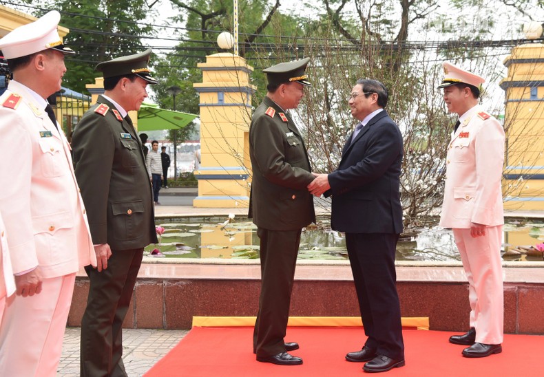 Thủ tướng Phạm Minh Chính thăm, kiểm tra công tác ứng trực, chúc Tết cán bộ, chiến sĩ Bộ Tư lệnh Cảnh vệ ảnh 1