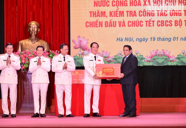 Thủ tướng Phạm Minh Chính thăm, kiểm tra công tác ứng trực, chúc Tết cán bộ, chiến sĩ Bộ Tư lệnh Cảnh vệ ảnh 5