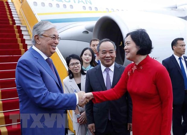Tổng thống Cộng hòa Kazakhstan đến Hà Nội, bắt đầu thăm chính thức Việt Nam ảnh 2