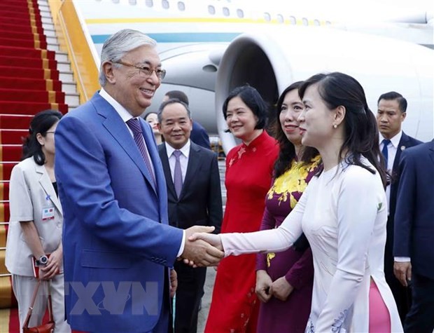 Tổng thống Cộng hòa Kazakhstan đến Hà Nội, bắt đầu thăm chính thức Việt Nam ảnh 3
