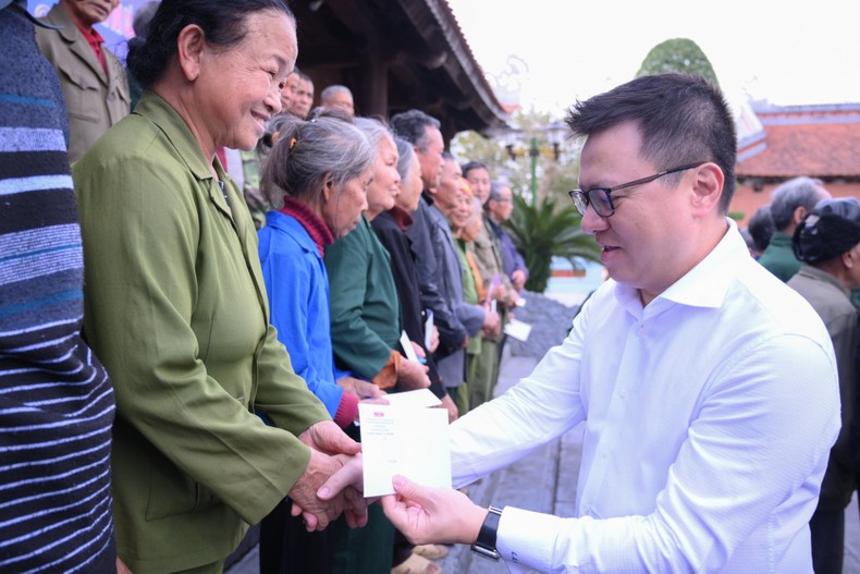 Báo Nhân Dân tặng quà cho các đối tượng chính sách Đô Lương (Nghệ An) ảnh 1