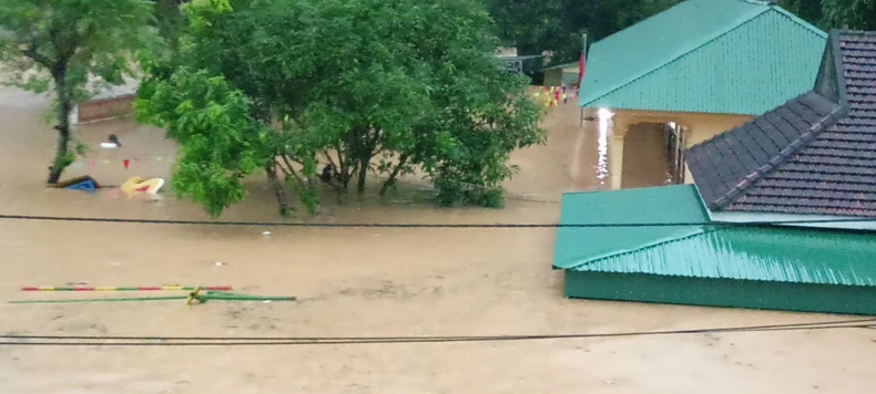 Nghệ An mưa lớn kéo dài, nhiều huyện miền núi bị ngập lụt, sạt lở ảnh 3