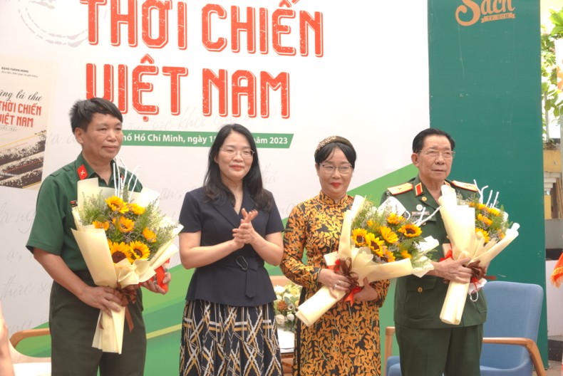 Ra mắt cuốn sách “Những lá thư thời chiến Việt Nam” ảnh 2