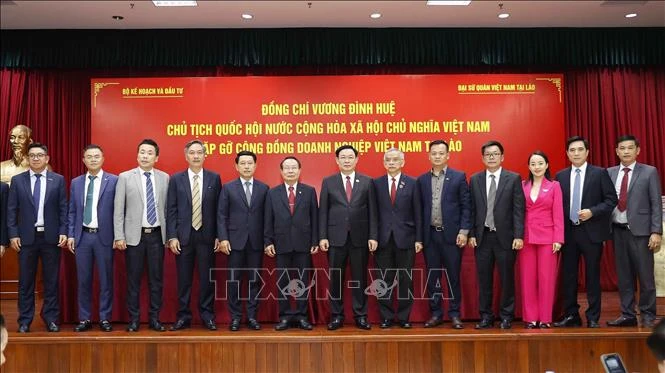 Chủ tịch Quốc hội Vương Đình Huệ gặp cộng đồng doanh nghiệp Việt Nam tại Lào ảnh 3