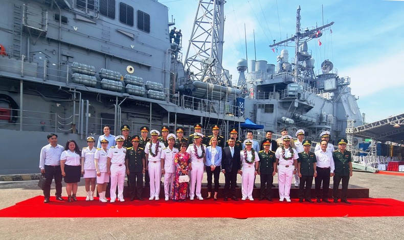 Nhóm tác chiến tàu sân bay USS Ronald Reagan thăm Đà Nẵng ảnh 3
