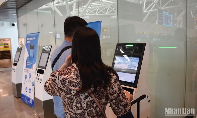 Sân bay quốc tế Đà Nẵng triển khai dịch vụ self check-in kiosk ảnh 1