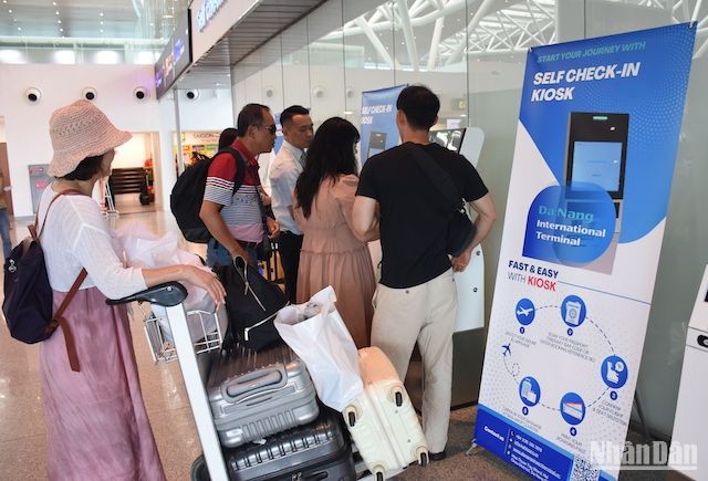 Sân bay quốc tế Đà Nẵng triển khai dịch vụ self check-in kiosk ảnh 2