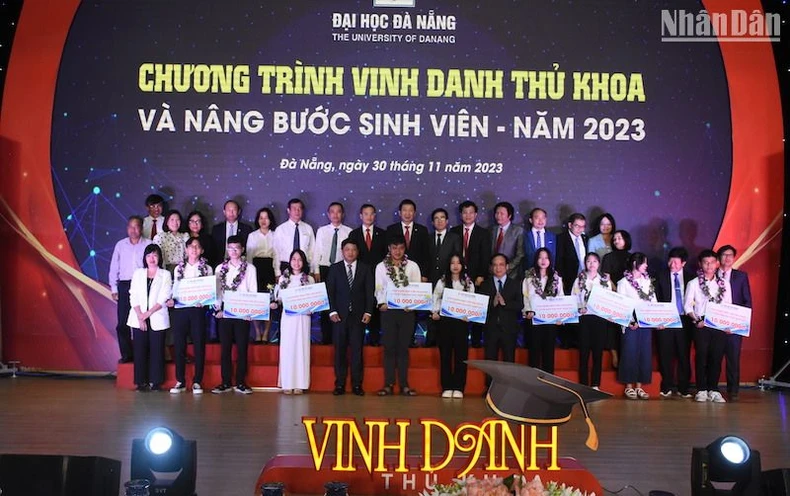 Đại học Đà Nẵng vinh danh thủ khoa và trao học bổng cho sinh viên vượt khó, học giỏi ảnh 2