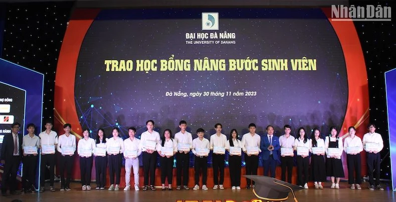 Đại học Đà Nẵng vinh danh thủ khoa và trao học bổng cho sinh viên vượt khó, học giỏi ảnh 3