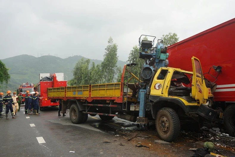 Tai nạn giao thông trên đường tránh Nam Hải Vân: Cứu 4 người mắc kẹt trong cabin ảnh 1