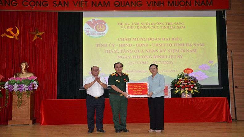 Thăm, tặng quà các thương binh, gia đình chính sách ở Hà Nam ảnh 1