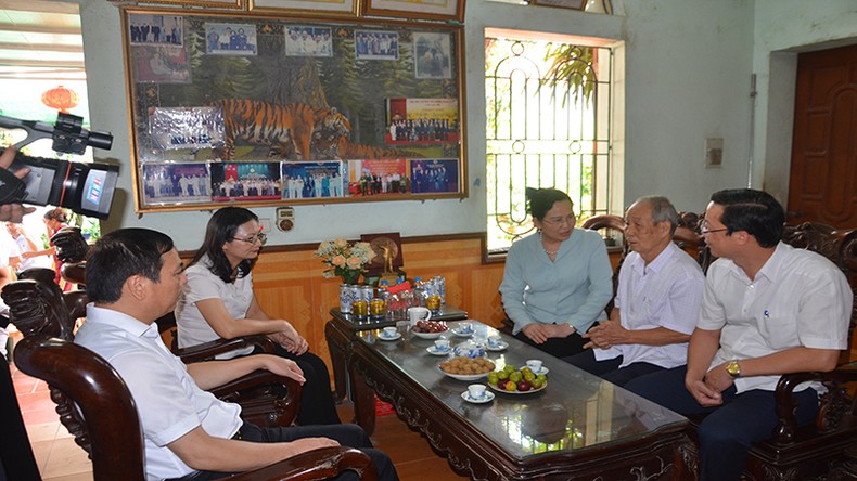 Thăm, tặng quà các thương binh, gia đình chính sách ở Hà Nam ảnh 3