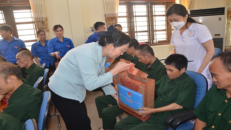 Thăm, tặng quà các thương binh, gia đình chính sách ở Hà Nam ảnh 2