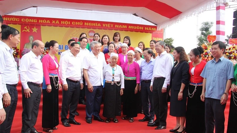 Đồng chí Nguyễn Hòa Bình dự Ngày hội Đại đoàn kết dân tộc tại Hòa Bình ảnh 1