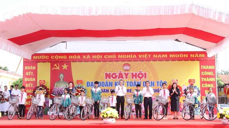 Đồng chí Nguyễn Hòa Bình dự Ngày hội Đại đoàn kết dân tộc tại Hòa Bình ảnh 2