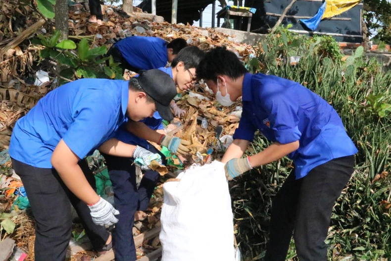 Lực lượng đoàn viên thanh niên tổ chức thu dọn rác