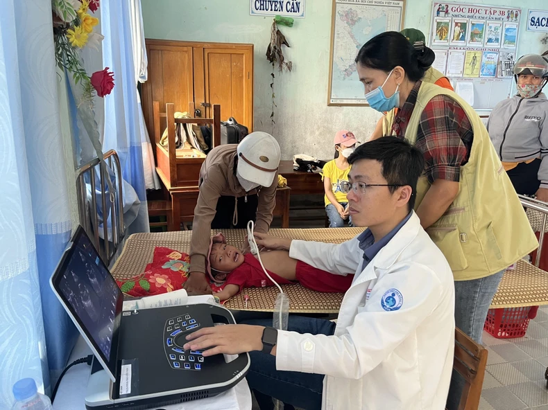 Hơn 1.000 trẻ em miền núi Phú Yên được khám tầm soát, điều trị bệnh tim miễn phí ảnh 2