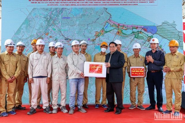 Thủ tướng Phạm Minh Chính kiểm tra, đôn đốc dự án cao tốc Nha Trang-Cam Lâm ảnh 2