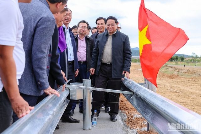 Thủ tướng Phạm Minh Chính kiểm tra, đôn đốc dự án cao tốc Nha Trang-Cam Lâm ảnh 3