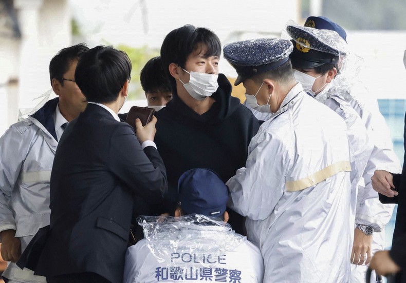 [Ảnh] Cảnh sát Nhật Bản khống chế đối tượng ném bom khói nhằm vào Thủ tướng Kishida ảnh 1
