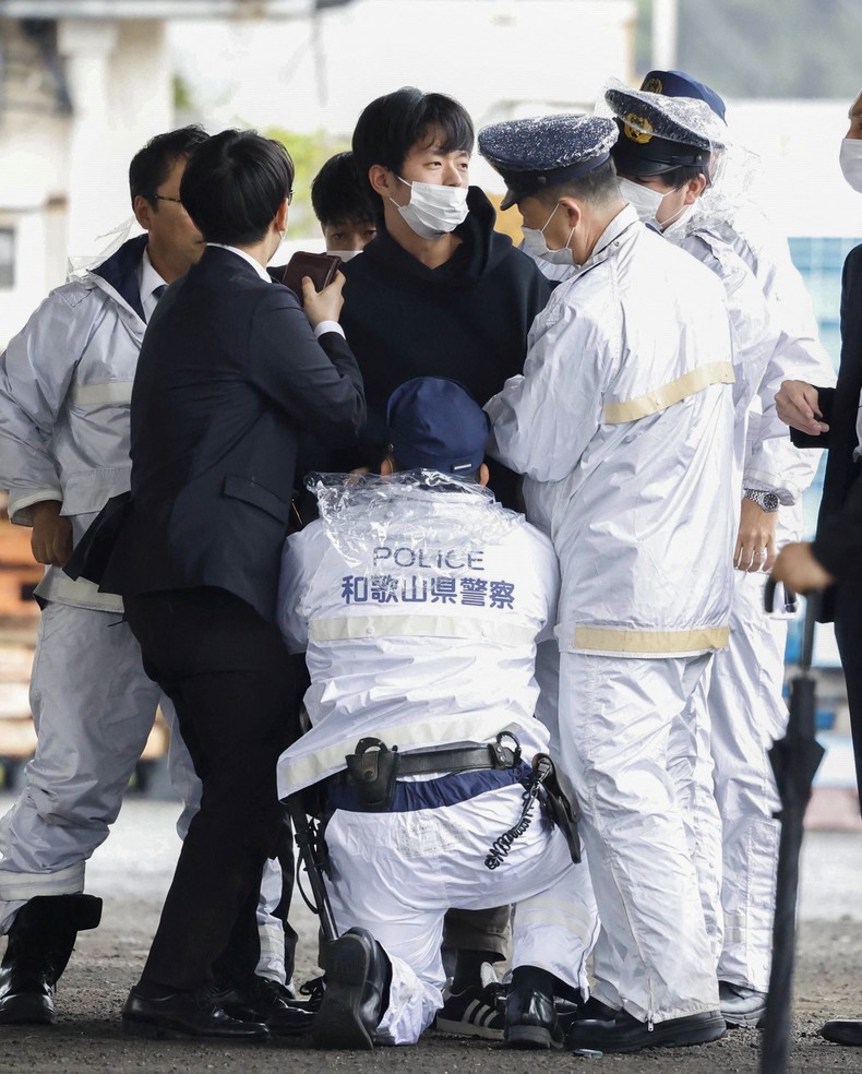 [Ảnh] Cảnh sát Nhật Bản khống chế đối tượng ném bom khói nhằm vào Thủ tướng Kishida ảnh 4