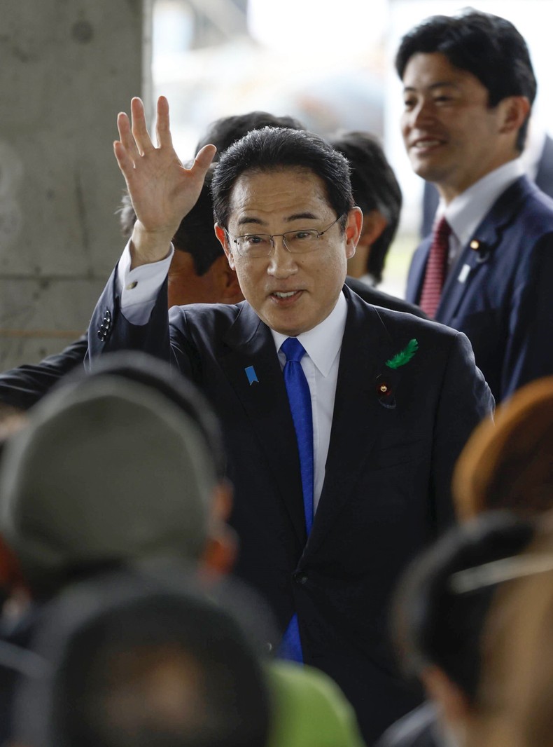 [Ảnh] Cảnh sát Nhật Bản khống chế đối tượng ném bom khói nhằm vào Thủ tướng Kishida ảnh 5