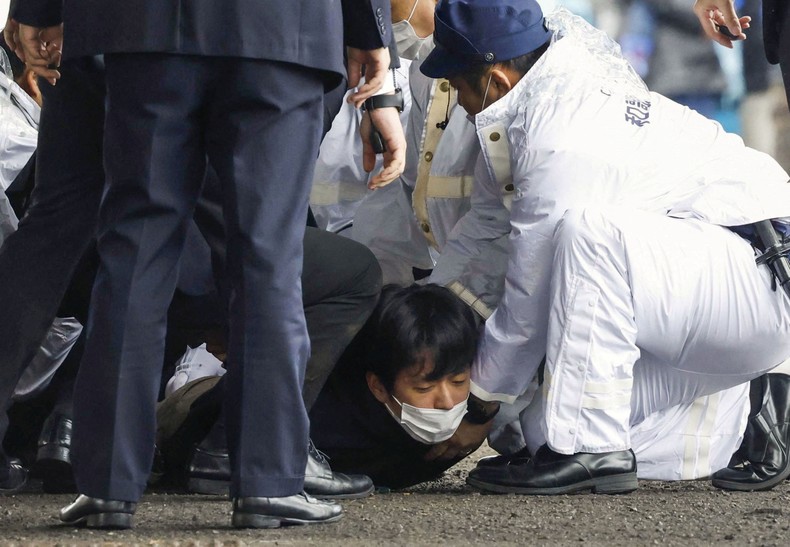 [Ảnh] Cảnh sát Nhật Bản khống chế đối tượng ném bom khói nhằm vào Thủ tướng Kishida ảnh 3