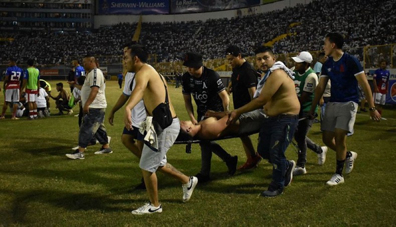El Salvador: Giẫm đạp do chen lấn xem bóng đá, hơn 100 người thương vong ảnh 1