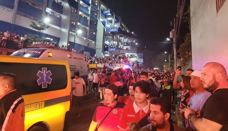 El Salvador: Giẫm đạp do chen lấn xem bóng đá, hơn 100 người thương vong ảnh 2