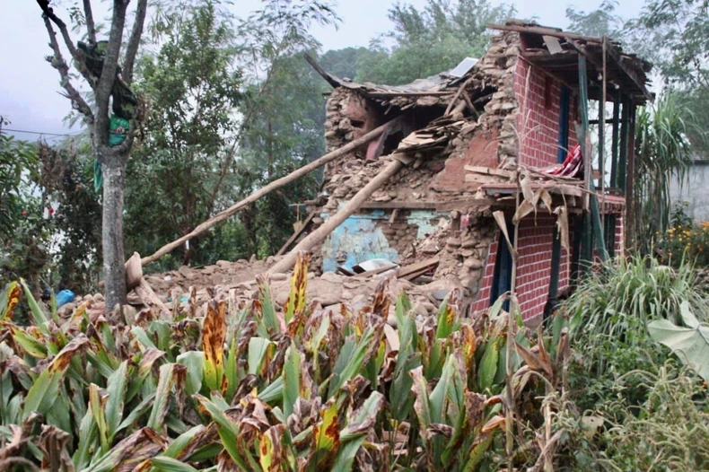 Lực lượng cứu hộ nỗ lực tìm kiếm người sống sót sau trận động đất ở Nepal ảnh 2