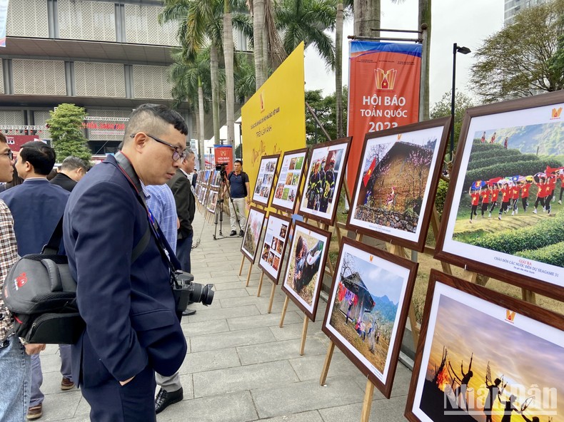 Khai mạc triển lãm ảnh 